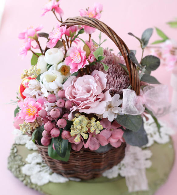 《ひな祭り》 桃の花のバスケットアレンジメント 薔薇 花てまり ❁ アーティフィシャルフラワー Creema限定 3枚目の画像