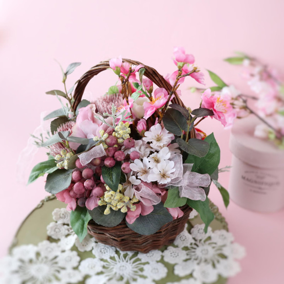 《ひな祭り》 桃の花のバスケットアレンジメント 薔薇 花てまり ❁ アーティフィシャルフラワー Creema限定 4枚目の画像