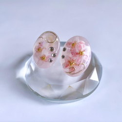 glass oval cherry blossoms Earrings 3枚目の画像