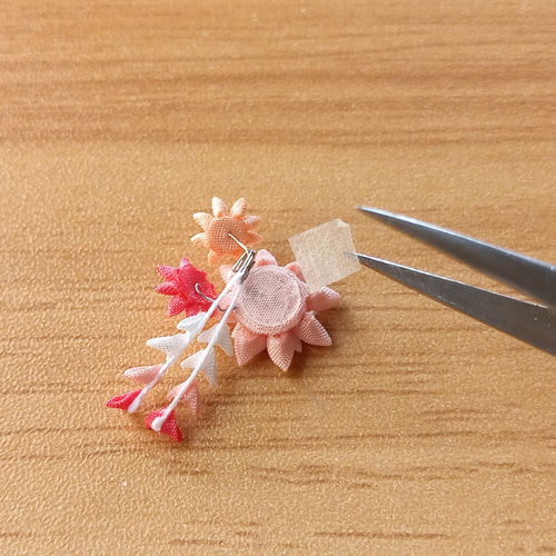ミニチュアさがり付き剣つまみの髪飾り ピンク その他インテリア雑貨 
