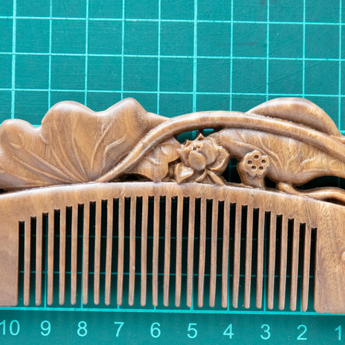 高級木材 天然木の櫛 檀木 両面彫り ハス 蓮 緑檀 その他アクセサリー