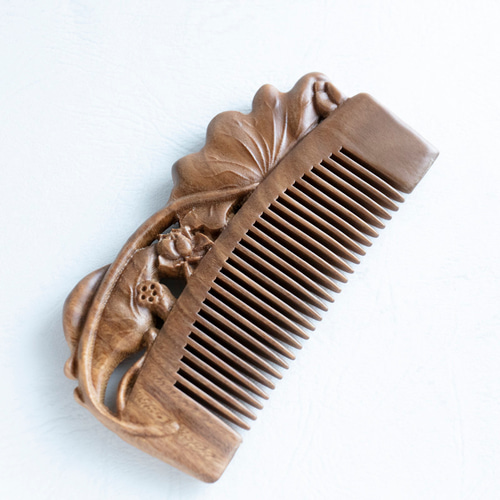 高級木材 天然木の櫛 檀木 両面彫り ハス 蓮 緑檀 その他アクセサリー