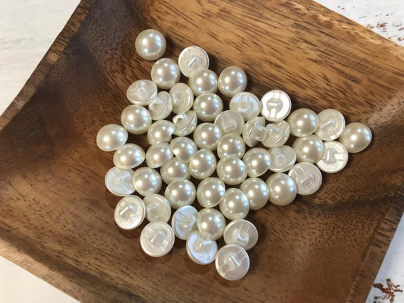 ラスト ◇ 在庫処分特価品 ◇11mm◇ パール調 プラスチックボタン ◇裏足◇ 20ヶ入 ◇ B-No,008 1枚目の画像