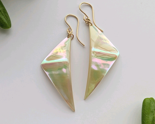 夜光貝の真珠層で作るシャープな三角ピアス ◇ ピアス（フック