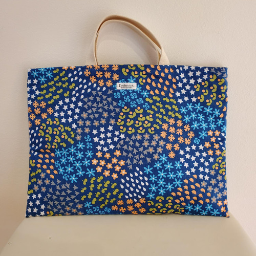 【オーダー製作】レッスンバッグ 絵本バッグ 北欧 クッカタルハ お花畑 レッスンバッグ 《クッカタルハ》花畑柄 ネイビー系 レッスンバッグ