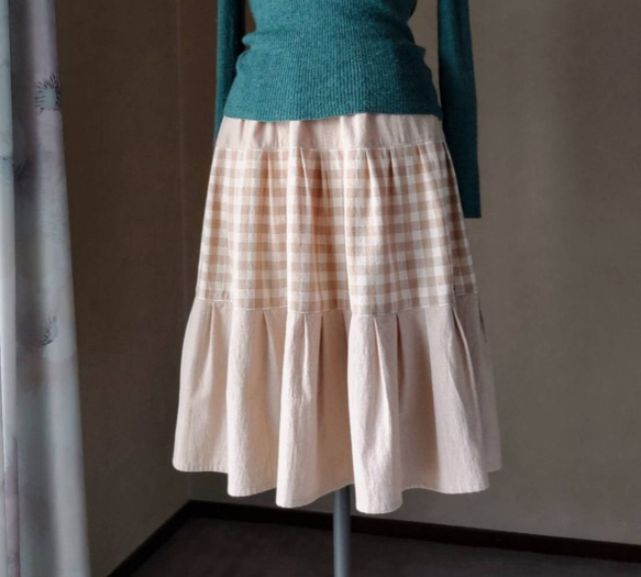 ベージュチェックのティアードスカート 4枚目の画像