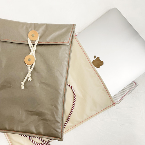 horo.s】防水リネンと革のノートPCケース 茶封筒型「POSTAL