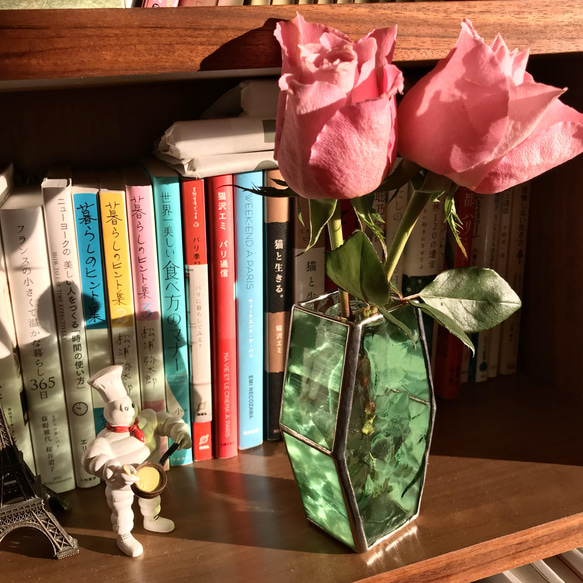 ステンドグラスの花瓶(レタスグリーン)【受注製作】 1枚目の画像