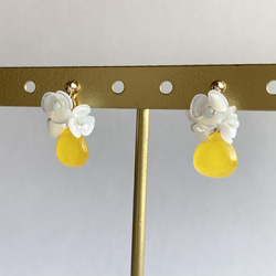 ハチミツとお花のピアス/イヤリング３色【ハニーカラージェード・白蝶貝】［14kgf］ 5枚目の画像