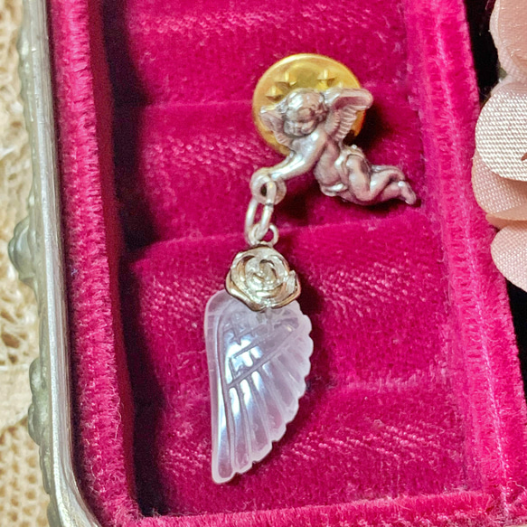 ローズクォーツの羽根を運ぶ天使のお守りピンズ 2枚目の画像