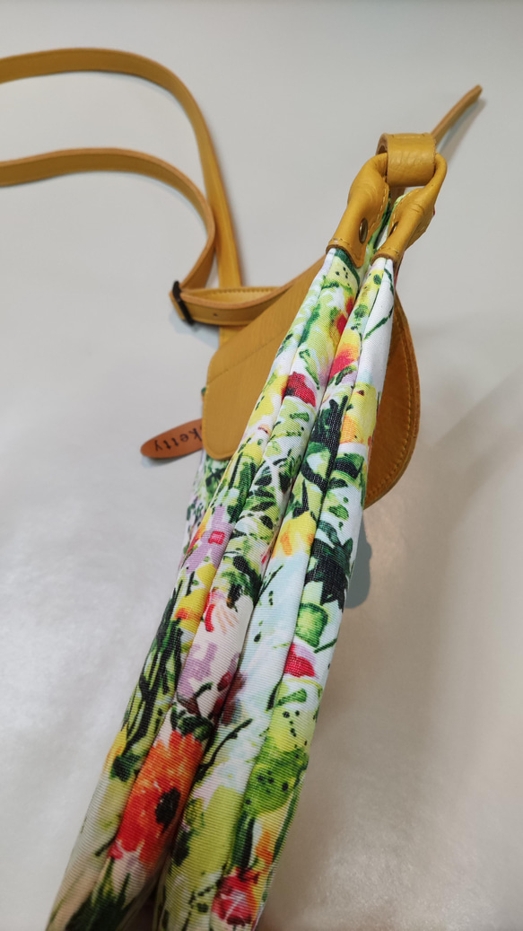 大人可愛い花柄(布地)×牛革の スリムポシェット 7枚目の画像