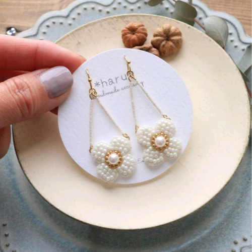 再販】ゆらゆらシリーズビーズ刺繍のお花（ﾎﾜｲﾄ）ピアス/イヤリング