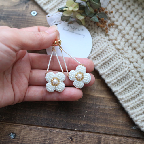 再販】ゆらゆらシリーズビーズ刺繍のお花（ﾎﾜｲﾄ）ピアス