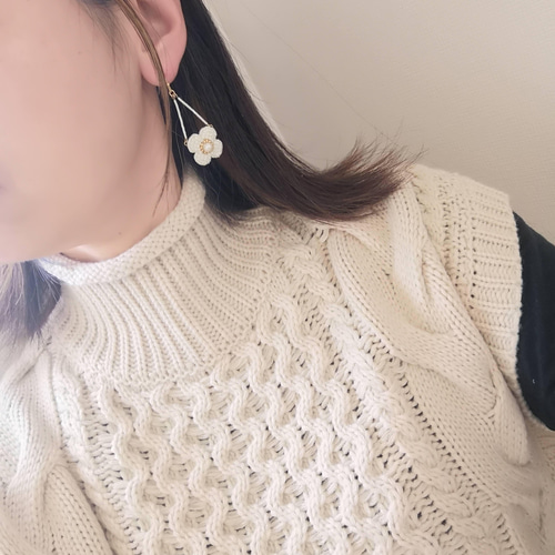 再販】ゆらゆらシリーズビーズ刺繍のお花（ﾎﾜｲﾄ）ピアス
