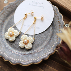 再販】ゆらゆらシリーズビーズ刺繍のお花（ﾎﾜｲﾄ）ピアス