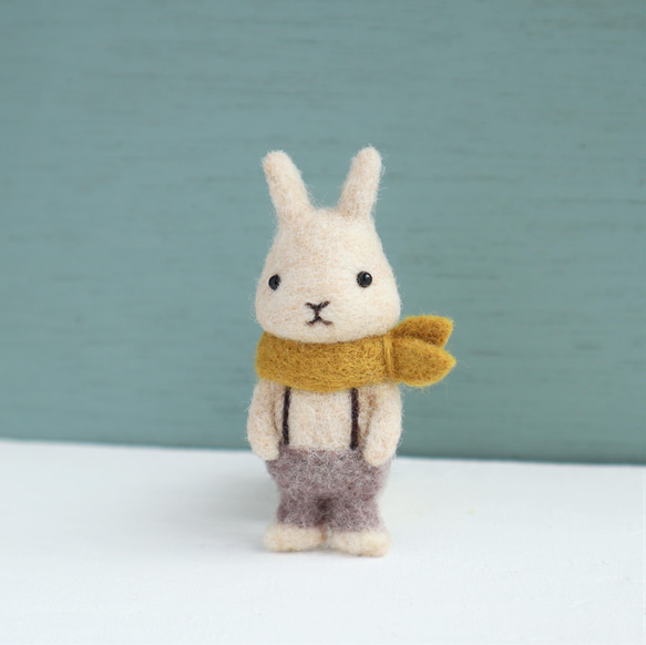 羊毛フェルトブローチ　ウサギ　アイボリー（つりズボン・グレイッシュブラウン/スカーフ・マスタードイエロー） 3枚目の画像