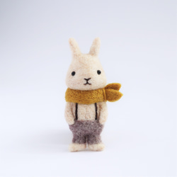 羊毛フェルトブローチ　ウサギ　アイボリー（つりズボン・グレイッシュブラウン/スカーフ・マスタードイエロー） 4枚目の画像
