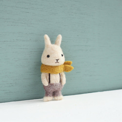 羊毛フェルトブローチ　ウサギ　アイボリー（つりズボン・グレイッシュブラウン/スカーフ・マスタードイエロー） 2枚目の画像