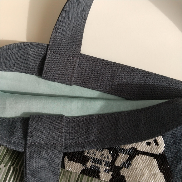 パンダファミリーのブリックステッチビーズ刺繍 miniトートバッグ sizeＭ チャコールグレー×リバティ(グリーン) 4枚目の画像