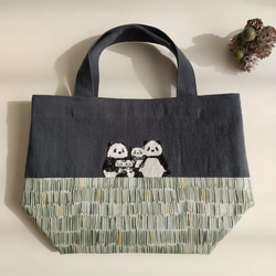 パンダファミリーのブリックステッチビーズ刺繍 miniトートバッグ sizeＭ チャコールグレー×リバティ(グリーン) 2枚目の画像