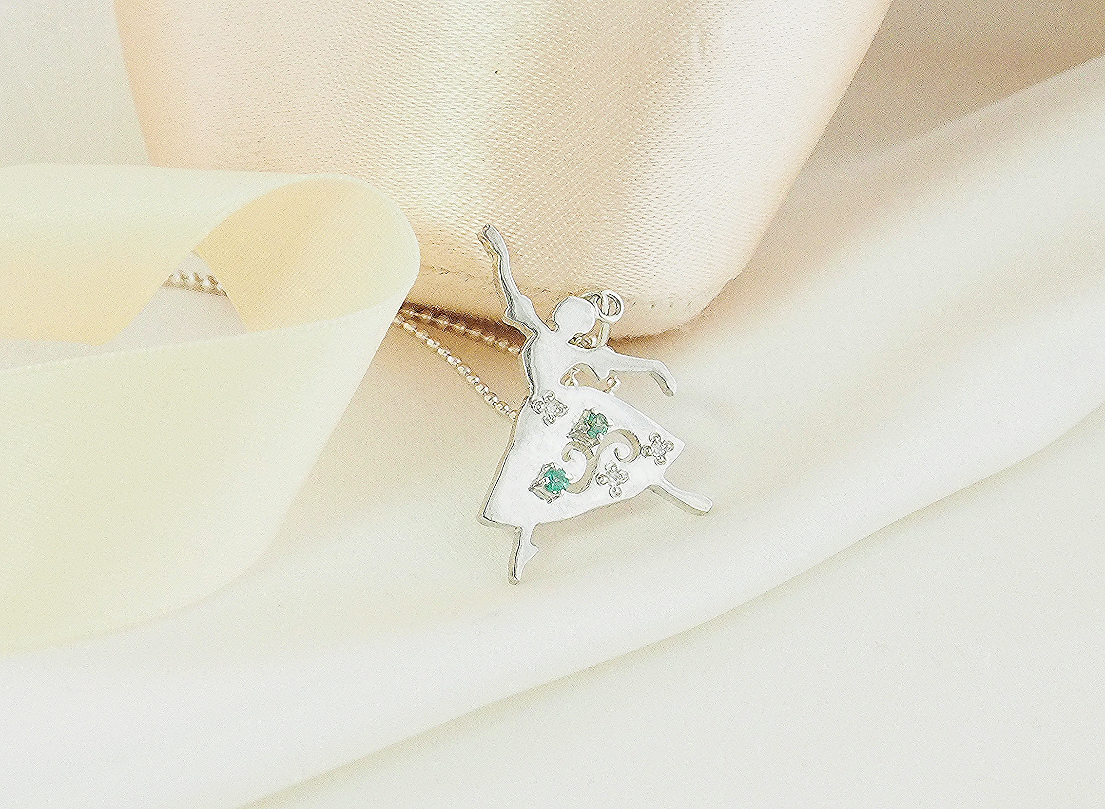 バレリーナ シルエット　ペンダント　バレエ「シルフィード」　　エメラルド　ダイヤモンド　SV950