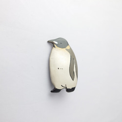 王様ペンギン親 漆ブローチ 2枚目の画像