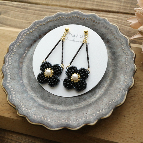 ブラックビーズ刺繍フラワー　ピアス　イヤリング お花❁のビーズ刺繍 ピアス／イヤリング（ブラック） ピアス（スタッド
