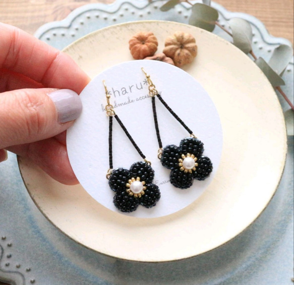 ブラックビーズ刺繍フラワー ゴールドリング　2wayピアス　イヤリング ブラックビーズ刺繍フラワー ゴールドリング2wayピアスイヤリング