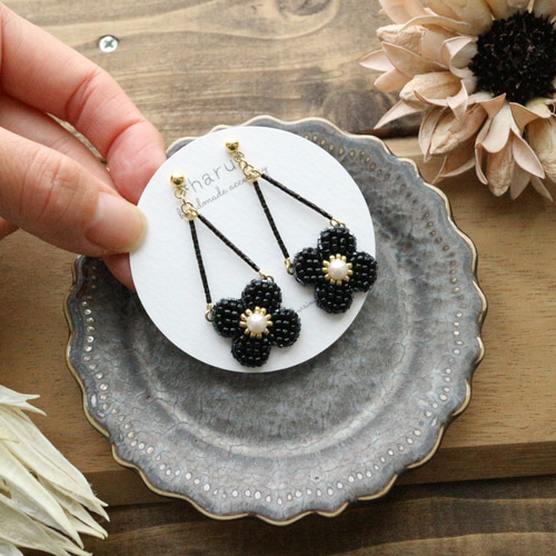 クールブラックビーズ刺繍フラワー　ピアス　イヤリング お花❁のビーズ刺繍 ピアス／イヤリング（ブラック） ピアス（スタッド