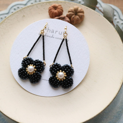 再販】ゆらゆらシリーズビーズ刺繍のお花（ﾌﾞﾗｯｸ）ピアス/イヤリング