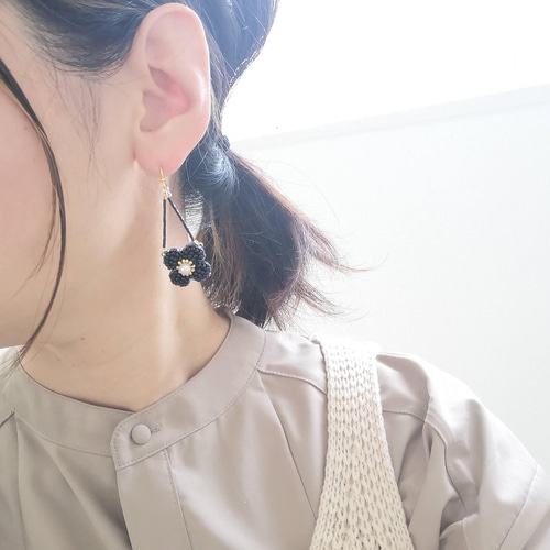 再販】ゆらゆらシリーズビーズ刺繍のお花（ﾌﾞﾗｯｸ）ピアス/イヤリング