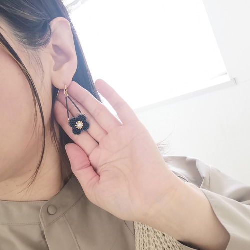 ブラックビーズ刺繍フラワー　ゴールドリング　ピアス　イヤリング 再販】ゆらゆらシリーズビーズ刺繍のお花（ﾌﾞﾗｯｸ）ピアス/イヤリング