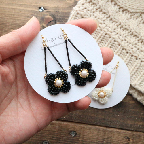 ブラックビーズ刺繍フラワー　ゴールドリング　ピアス　イヤリング 再販】ゆらゆらシリーズビーズ刺繍のお花（ﾌﾞﾗｯｸ）ピアス/イヤリング