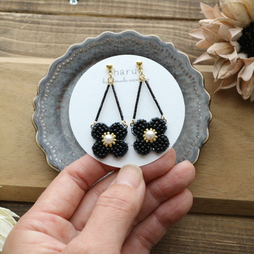 再販】ゆらゆらシリーズビーズ刺繍のお花（ﾌﾞﾗｯｸ）ピアス