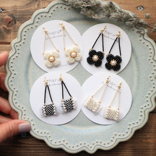 ゆらゆらシリーズビーズ刺繍ｽﾊﾟﾝｺｰﾙとﾁｪｯｸ柄（ﾎﾜｲﾄ×ｼﾙﾊﾞｰ）ピアス