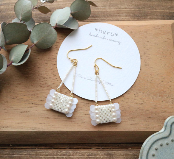 ゆらゆらシリーズビーズ刺繍ｽﾊﾟﾝｺｰﾙとﾁｪｯｸ柄（ﾎﾜｲﾄ×ｼﾙﾊﾞｰ）ピアス  