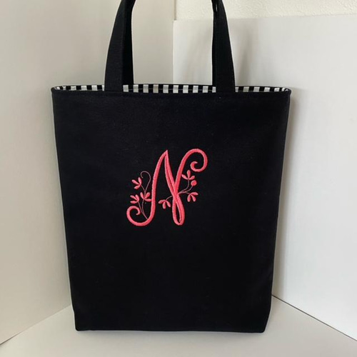 選べるイニシャル刺繍A4縦型の帆布のトートバッグ ブラック