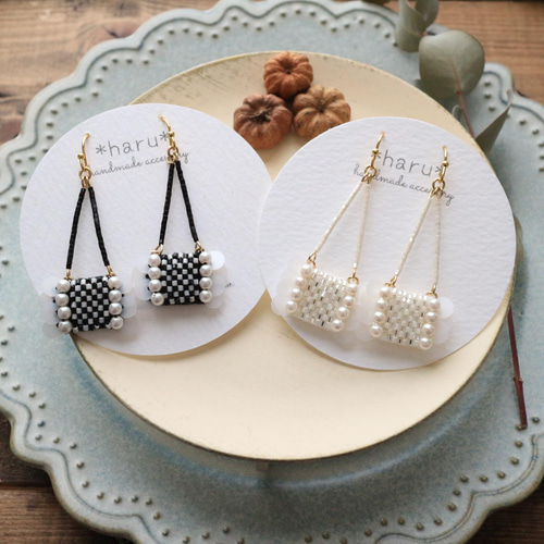 ゆらゆらシリーズビーズ刺繍ｽﾊﾟﾝｺｰﾙとﾁｪｯｸ柄（ﾎﾜｲﾄ×ﾌﾞﾗｯｸ）ピアス