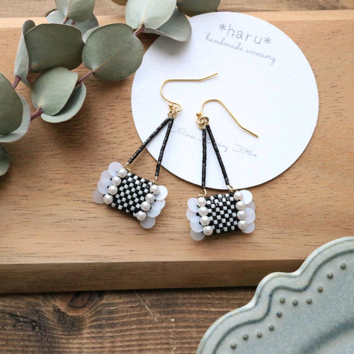 ゆらゆらシリーズビーズ刺繍ｽﾊﾟﾝｺｰﾙとﾁｪｯｸ柄（ﾎﾜｲﾄ×ﾌﾞﾗｯｸ）ピアス