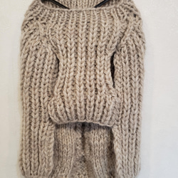 犬服♪裾ラウンド型のざっくりとしたアラン模様の手編みセーター(Mサイズ) 2枚目の画像