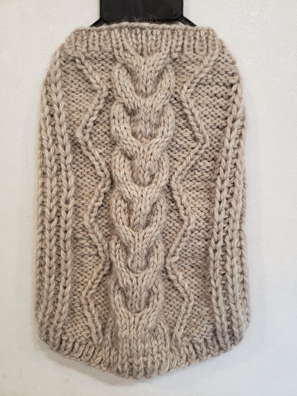 犬服♪裾ラウンド型のざっくりとしたアラン模様の手編みセーター(Mサイズ) 1枚目の画像