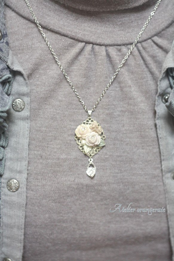 モカ色コーデにピッタリのクラシカルなバラのネックレス・くすみピンク系 桜色　薄いダスティーピンクのバラのネックレス 4枚目の画像
