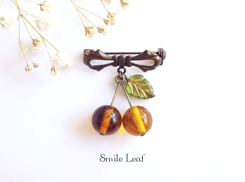 琥珀のさくらんぼブローチ