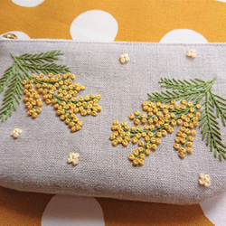 ミモザのリネン刺繍ファスナーポーチ（フラット） 3枚目の画像