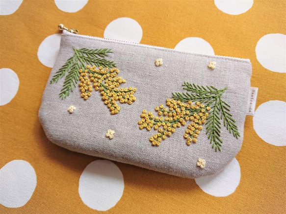 ミモザのリネン刺繍ファスナーポーチ（フラット） 4枚目の画像