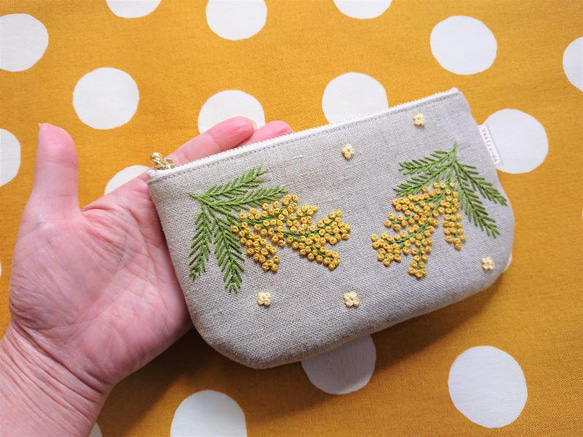 ミモザのリネン刺繍ファスナーポーチ（フラット） 7枚目の画像