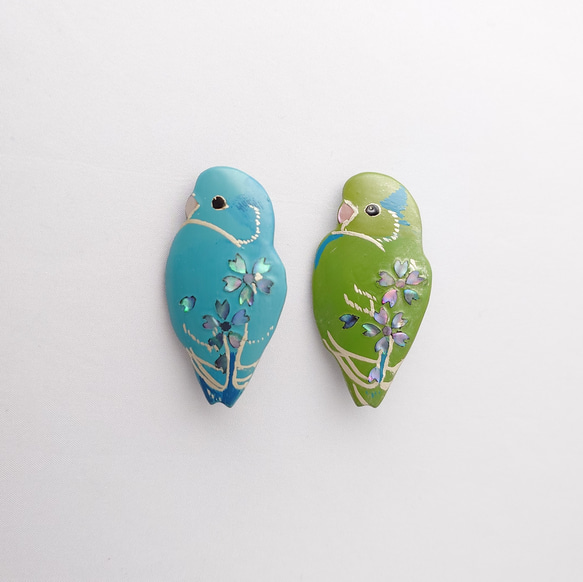 見返りマメルリハインコ桜螺鈿 漆ブローチ 2枚目の画像