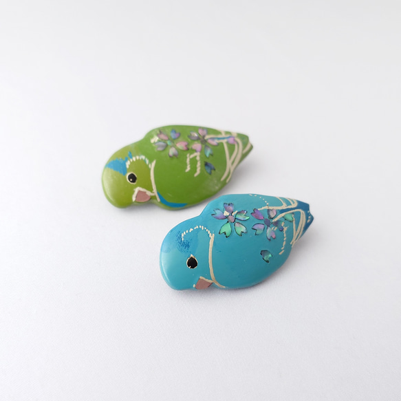 見返りマメルリハインコ桜螺鈿 漆ブローチ 5枚目の画像