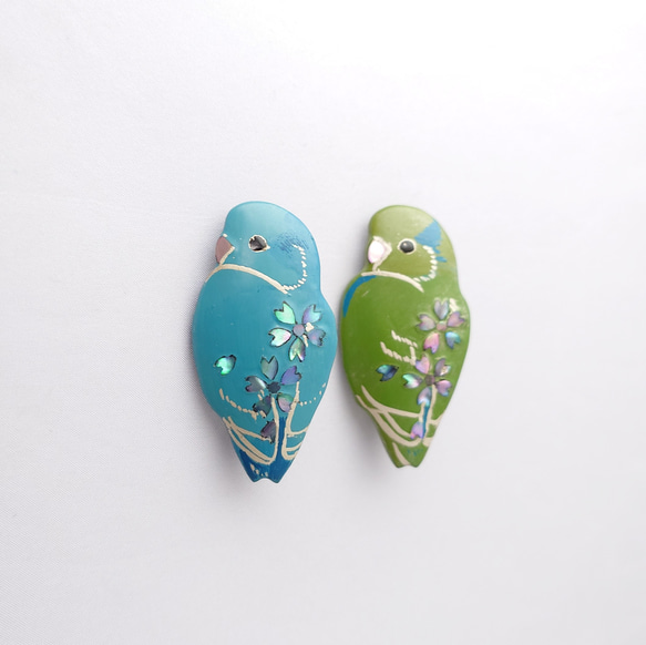 見返りマメルリハインコ桜螺鈿 漆ブローチ 3枚目の画像