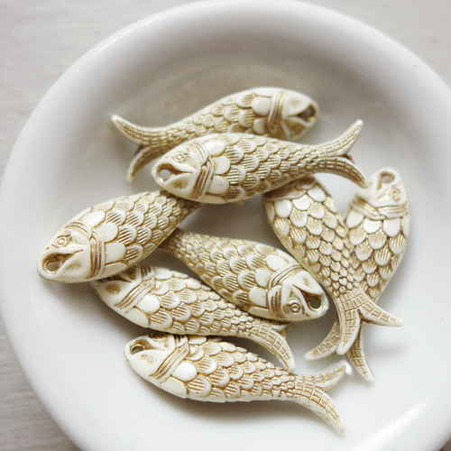 ドイツ製 魚のチャーム アイボリー&ゴールド 27×8.8mm (1個) ビーズ